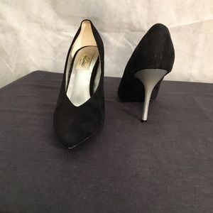 Bolaro All black pointed toed Heels